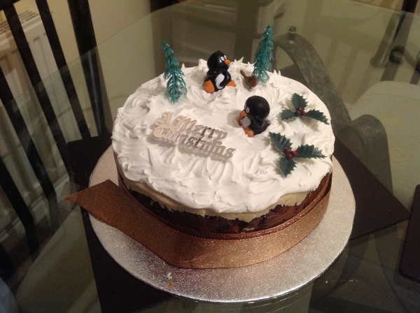 to show off my Christmas cake! It took me aaaaaaaaaaages :o) Anyone else want to post a pic of theirs?