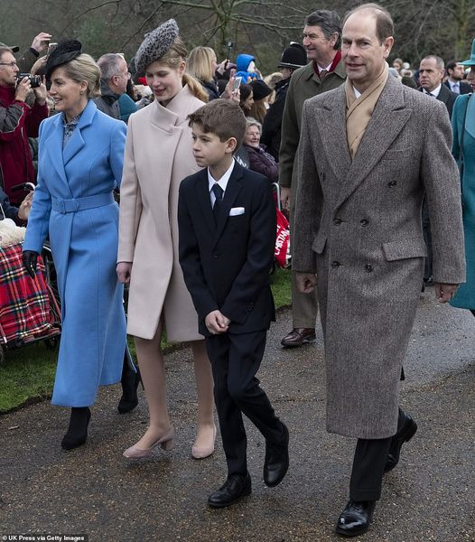 Royal style and gossips: gowns and crowns but please no frowns!