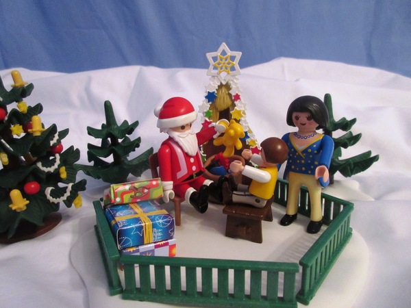It's the Christmas season for the Playmobil people in our house...