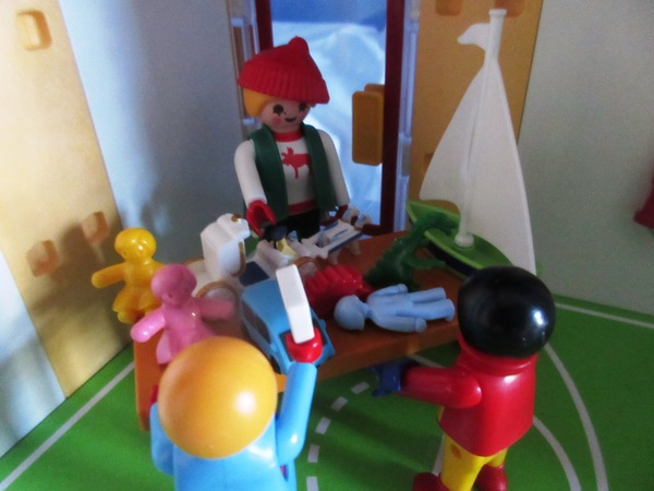 It's the Christmas season for the Playmobil people in our house...