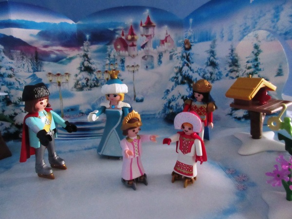 It's the Christmas season for the Playmobil people in our house...