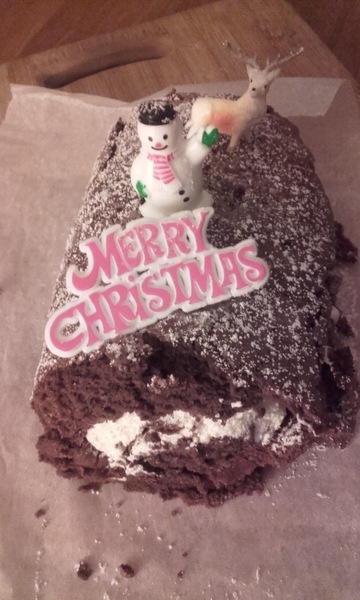 to show off my Christmas cake! It took me aaaaaaaaaaages :o) Anyone else want to post a pic of theirs?