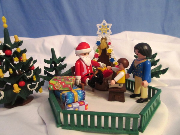It's the Christmas season for the Playmobil people in our house...