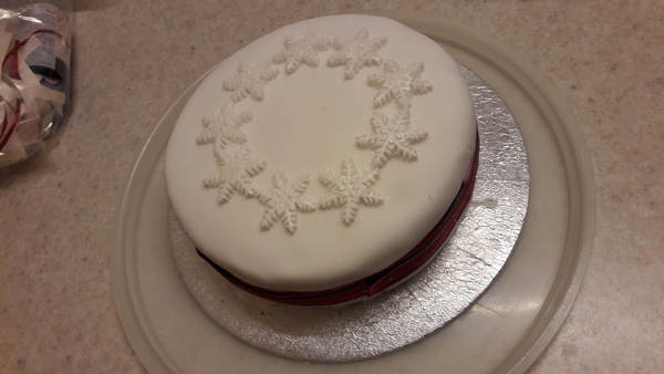 to show off my Christmas cake! It took me aaaaaaaaaaages :o) Anyone else want to post a pic of theirs?