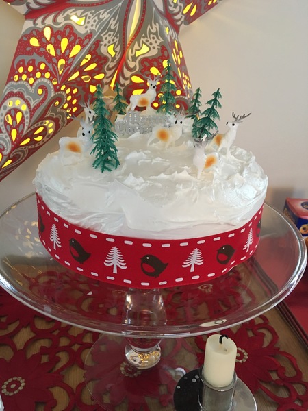 to show off my Christmas cake! It took me aaaaaaaaaaages :o) Anyone else want to post a pic of theirs?
