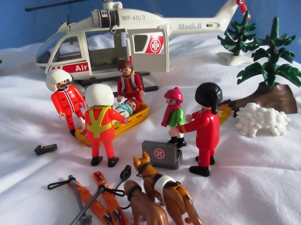 It's the Christmas season for the Playmobil people in our house...