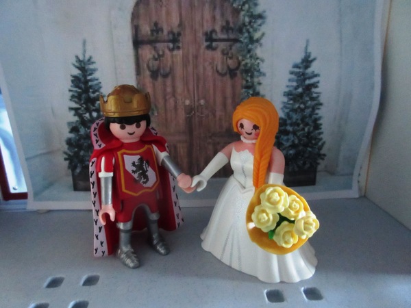 It's the Christmas season for the Playmobil people in our house...