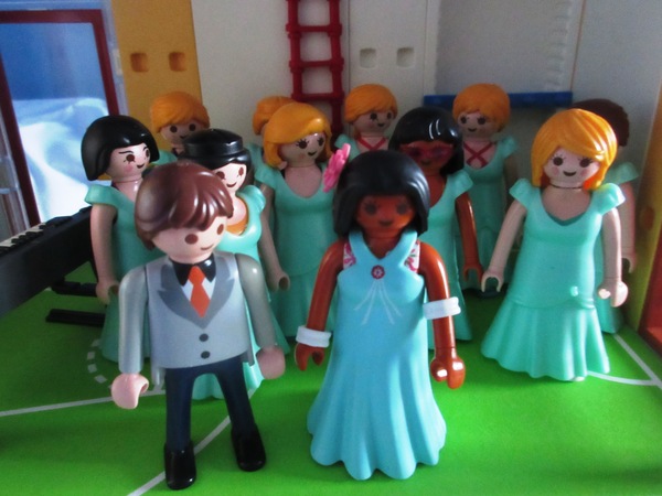 It's the Christmas season for the Playmobil people in our house...