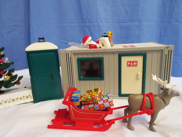 It's the Christmas season for the Playmobil people in our house...