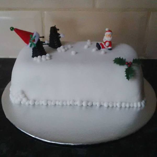 to show off my Christmas cake! It took me aaaaaaaaaaages :o) Anyone else want to post a pic of theirs?