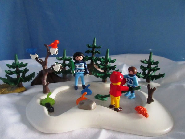 It's the Christmas season for the Playmobil people in our house...