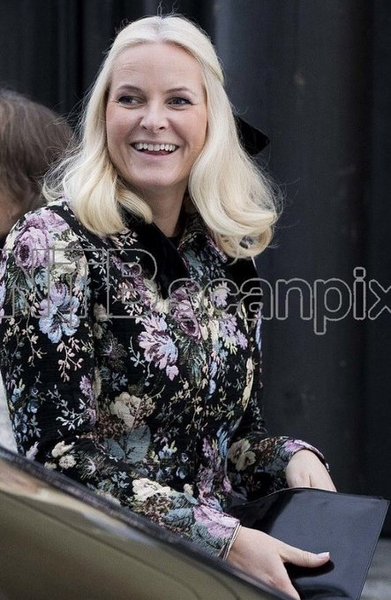 Royal style and gossips: gowns and crowns but please no frowns!