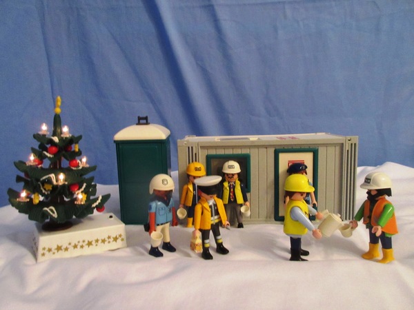 It's the Christmas season for the Playmobil people in our house...
