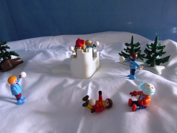 It's the Christmas season for the Playmobil people in our house...
