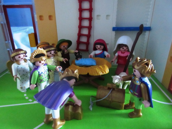 It's the Christmas season for the Playmobil people in our house...
