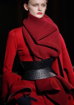 Les Parisiennes de Mamansnet: Blue Stockings are Back in Fashion