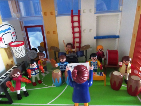 It's the Christmas season for the Playmobil people in our house...