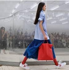 Les Parisiennes de Mamansnet: Blue Stockings are Back in Fashion