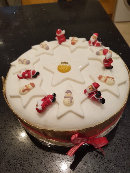 to show off my Christmas cake! It took me aaaaaaaaaaages :o) Anyone else want to post a pic of theirs?