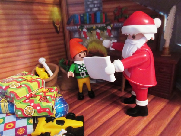 It's the Christmas season for the Playmobil people in our house...