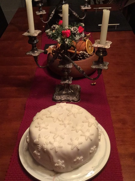 to show off my Christmas cake! It took me aaaaaaaaaaages :o) Anyone else want to post a pic of theirs?