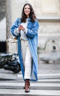 Les Parisiennes de Mamansnet: Blue Stockings are Back in Fashion