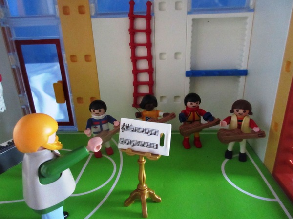 It's the Christmas season for the Playmobil people in our house...