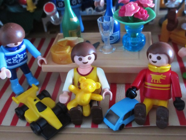 It's the Christmas season for the Playmobil people in our house...