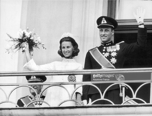 Royal style and gossips: gowns and crowns but please no frowns!