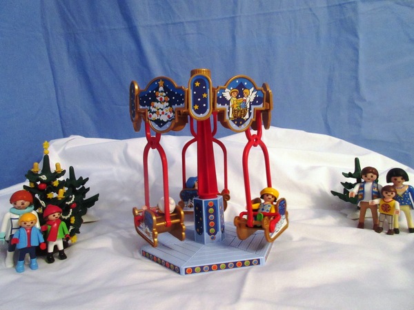 It's the Christmas season for the Playmobil people in our house...