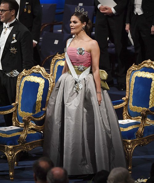 Royal style & gossip: more gowns, less frowns