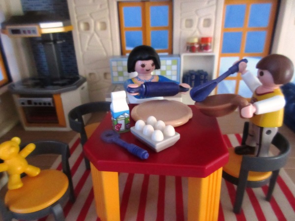 It's the Christmas season for the Playmobil people in our house...