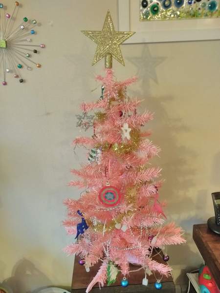 to think there's a grain of truth in this article about Christmas decs