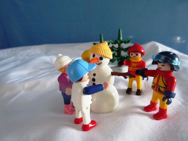 It's the Christmas season for the Playmobil people in our house...