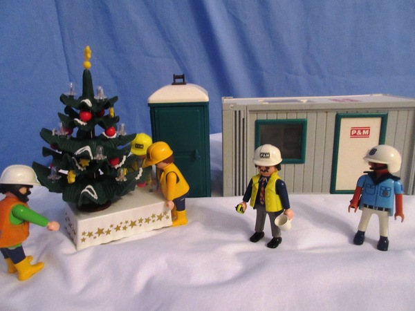 It's the Christmas season for the Playmobil people in our house...