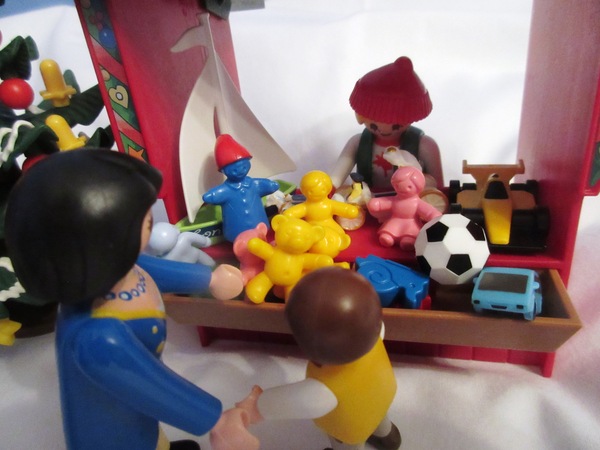 It's the Christmas season for the Playmobil people in our house...