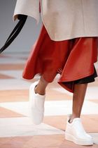 Les Parisiennes de Mamansnet: Blue Stockings are Back in Fashion