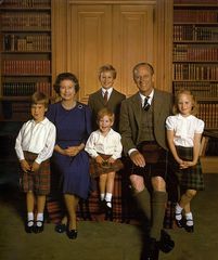 Royal style and gossips: gowns and crowns but please no frowns!