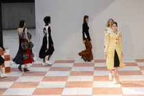 Les Parisiennes de Mamansnet: Blue Stockings are Back in Fashion