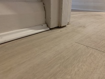 Gap between doorway casing and new laminate flooring- should the builders fix?