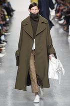 Les Parisiennes de Mamansnet: Blue Stockings are Back in Fashion