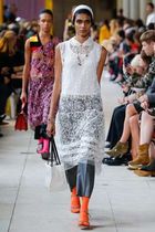 Les Parisiennes de Mamansnet: Blue Stockings are Back in Fashion