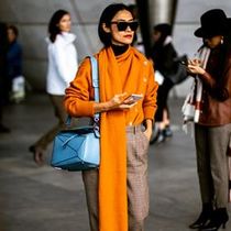 Les Parisiennes de Mamansnet: Blue Stockings are Back in Fashion