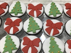 to show off my Christmas cake! It took me aaaaaaaaaaages :o) Anyone else want to post a pic of theirs?