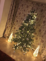 to think there's a grain of truth in this article about Christmas decs