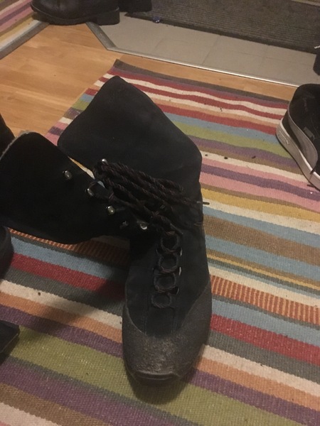 Les Parisiennes de Mamansnet: Blue Stockings are Back in Fashion