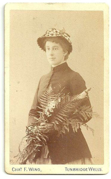 Les Parisiennes de Mamansnet: Blue Stockings are Back in Fashion