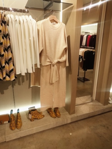 Les Parisiennes de Mamansnet: Blue Stockings are Back in Fashion