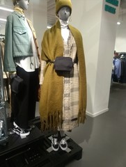 Les Parisiennes de Mamansnet: Blue Stockings are Back in Fashion