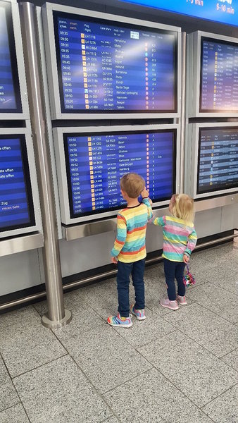 To dress young daughters the same